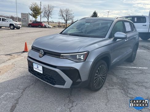 Used 2025 Volkswagen Taos SE image 12