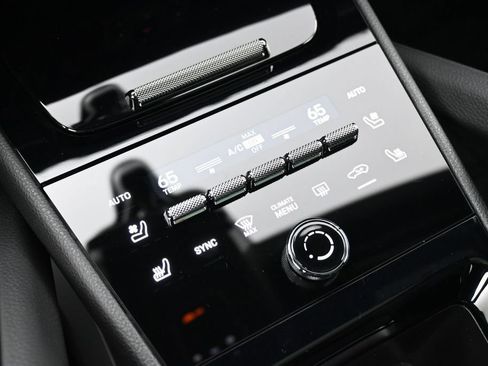 Certified 2025 Porsche Cayenne AWD/4WD image 19