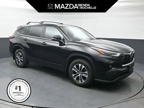 Used 2023 Toyota Highlander XLE AWD/4WD image 1
