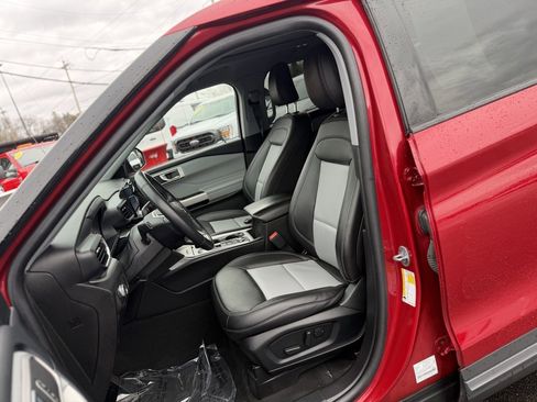 Used 2022 Ford Explorer XLT w/ Equipment Group 202A image 12