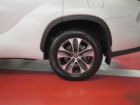 Certified 2022 Toyota Highlander XLE image 28