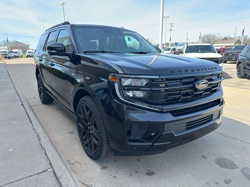 New 2026 Ford Expedition Platinum image 2