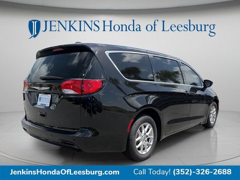 Used 2024 Chrysler Voyager LX FWD image 3