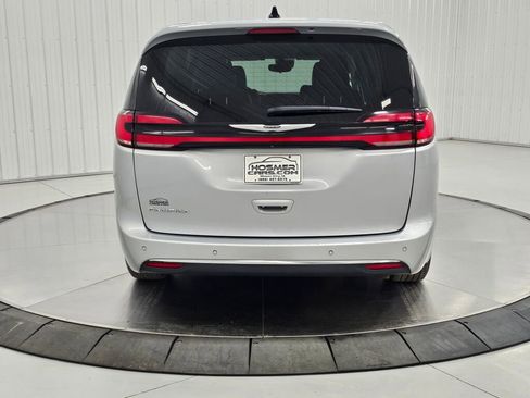 Used 2023 Chrysler Pacifica Touring-L image 4