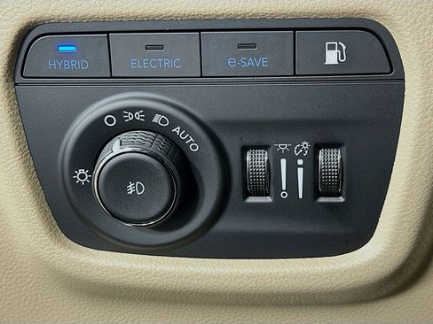 Used 2023 Jeep Grand Cherokee 4WD 4xe w/ Luxury Tech Group II image 17