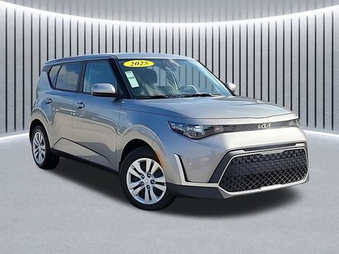 Used 2025 Kia Soul LX FWD image 1