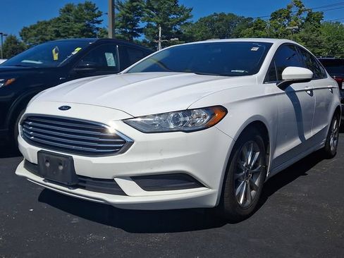 Used 2017 Ford Fusion SE w/ Fusion SE Technology Package FWD image 2