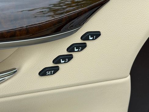 Used 2016 Lexus ES 300h w/ Luxury Package w/Wood Trim FWD image 22