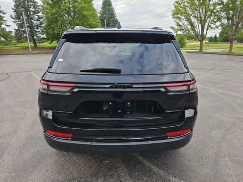 Used 2025 Jeep Grand Cherokee Altitude AWD/4WD image 5