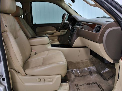 Used 2010 GMC Yukon SLT w/ SLT-2 Equipment Package AWD/4WD image 19