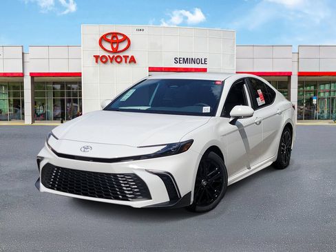 Used 2026 Toyota Camry SE FWD image 1