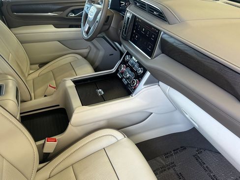 Used 2024 GMC Yukon XL Denali AWD/4WD image 16
