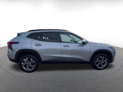Used 2025 Chevrolet Trax LT w/ LT Convenience Package FWD image 16