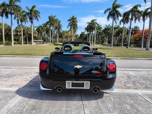 Used 2006 Chevrolet SSR w/ Preferred Equipment Group RWD image 6