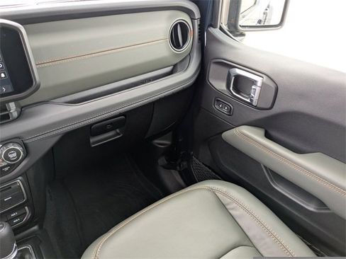 Used 2025 Jeep Gladiator Mojave w/ Safety Group image 16