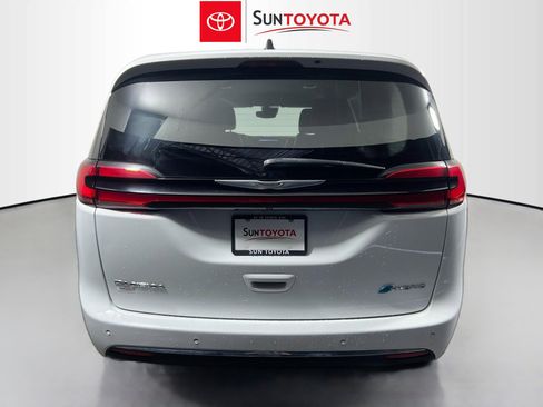 Used 2023 Chrysler Pacifica Touring-L FWD image 5