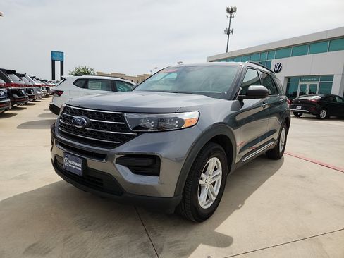 Used 2022 Ford Explorer XLT RWD image 3