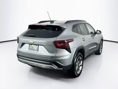 Used 2025 Chevrolet Trax LT FWD image 9