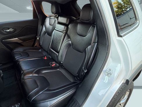 Used 2019 Jeep Cherokee Latitude Plus image 14