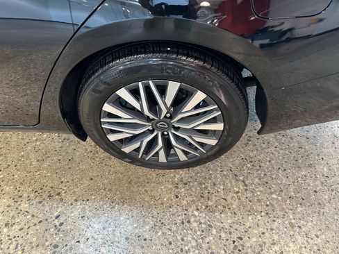 Used 2025 Nissan Altima 2.5 SV FWD image 24