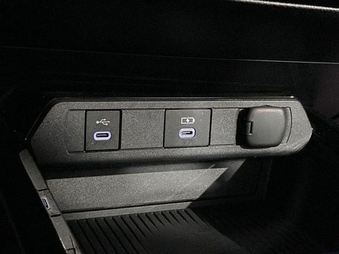 Used 2025 Toyota Prius LE FWD image 25