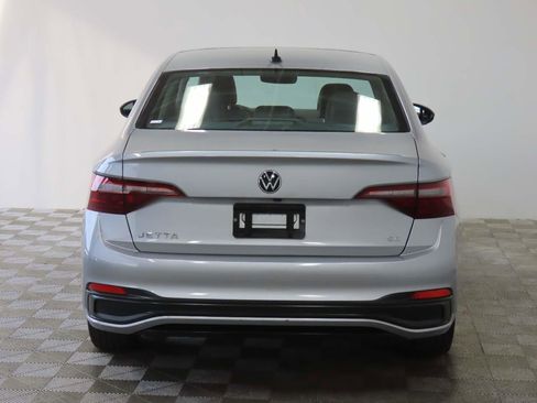 Used 2024 Volkswagen Jetta SE image 4