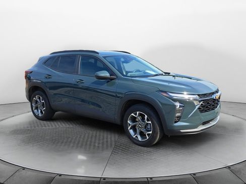 Used 2025 Chevrolet Trax LT w/ Driver Confidence Package FWD image 1