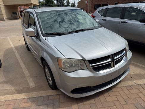 Used 2011 Dodge Grand Caravan Mainstreet w/ PWR Convenience Group FWD image 2