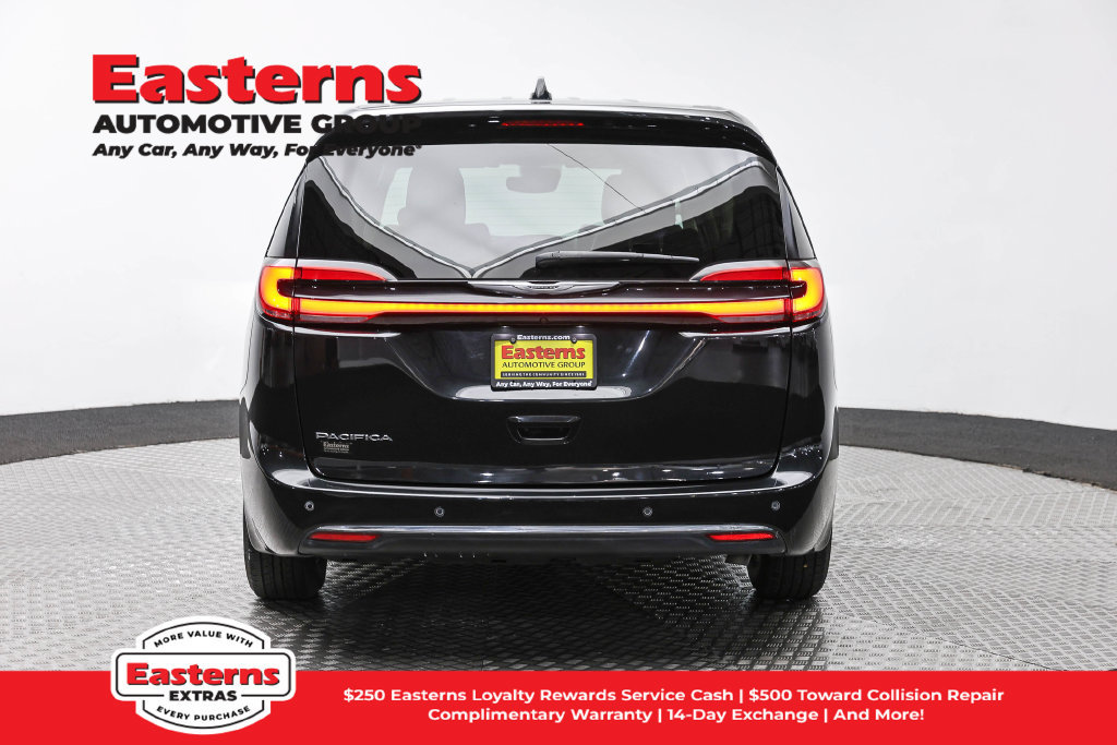 Used 2023 Chrysler Pacifica Touring-L FWD image 7