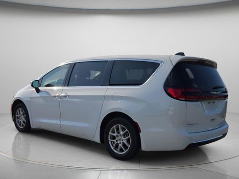 Used 2023 Chrysler Pacifica Touring-L FWD image 6