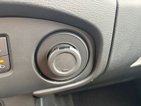 Used 2022 Nissan Frontier SV AWD/4WD image 25