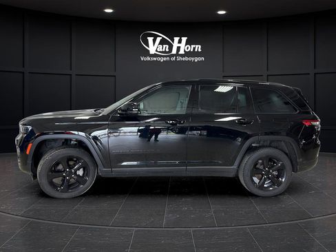 Used 2023 Jeep Grand Cherokee Limited w/ Black Appearance Package AWD/4WD image 4