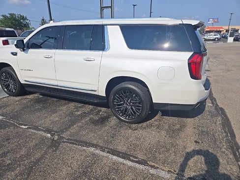 Certified 2023 GMC Yukon XL SLT AWD/4WD image 3