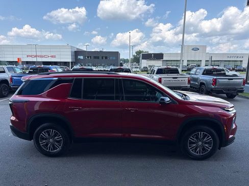Used 2024 Chevrolet Traverse LT FWD image 5