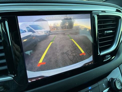 Used 2018 Chrysler Pacifica Touring-L Plus image 22