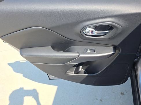 Used 2019 Jeep Cherokee Limited AWD/4WD image 20