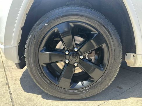 Used 2015 Jeep Grand Cherokee Altitude AWD/4WD image 9