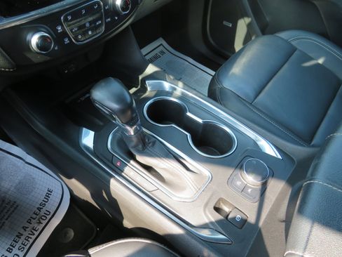 Used 2022 Chevrolet Traverse LT w/ LT Premium Package image 14