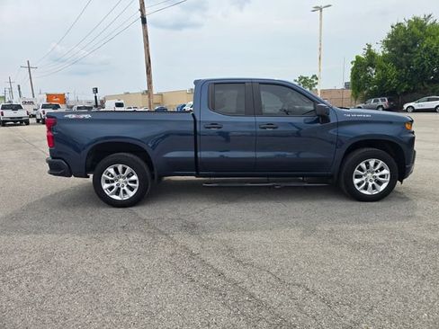 Used 2019 Chevrolet Silverado 1500 Custom w/ Custom Value Package AWD/4WD image 2
