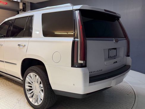 Used 2017 Cadillac Escalade Platinum AWD/4WD image 24