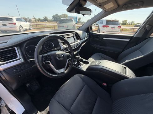 Used 2019 Toyota Highlander LE FWD image 13