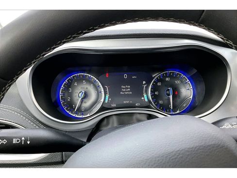 Used 2025 Chrysler Pacifica Limited FWD image 29