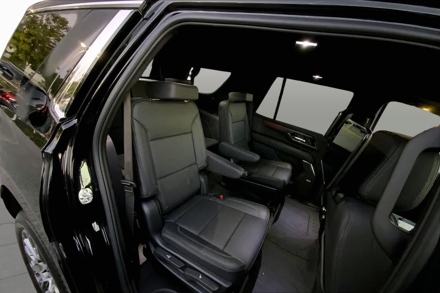 Used 2025 GMC Yukon Denali w/ Denali Reserve Package AWD/4WD image 17