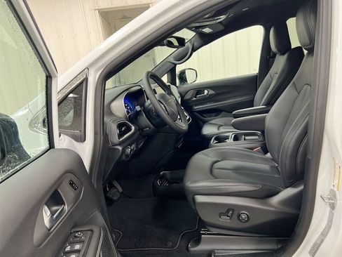 New 2027 Chrysler Pacifica Select AWD/4WD image 20