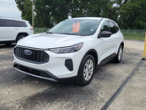 Used 2023 Ford Escape Active w/ Tech Pack #1 FWD image 3