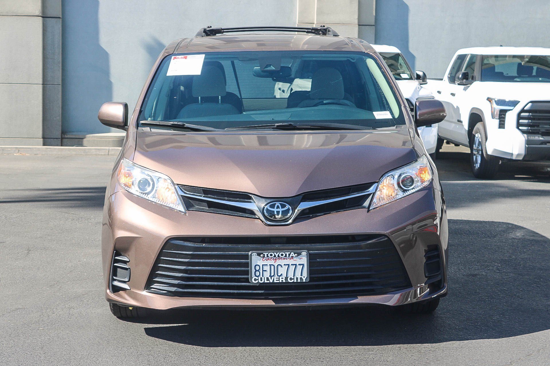 Used 2018 Toyota Sienna LE w/ Carpet Mat Package FWD image 2