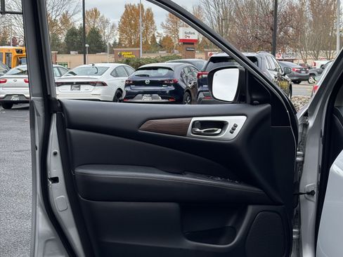 Used 2019 Nissan Pathfinder Platinum image 27