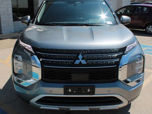 Used 2023 Mitsubishi Outlander SE image 6