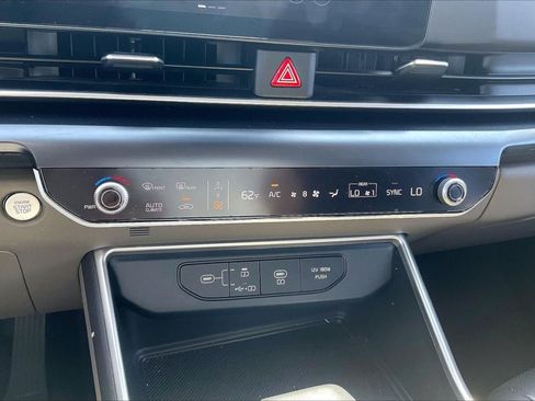 Used 2025 Kia Carnival FWD image 8