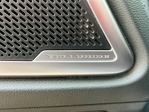 Used 2025 Kia Telluride EX w/ EX Captain's Chair Package image 19